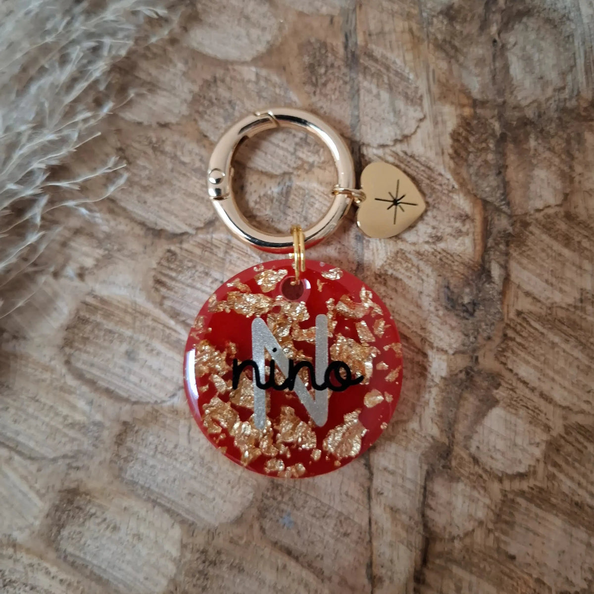 Médaille personnalisée pour chien en résine rouge brillante avec reflets dorés