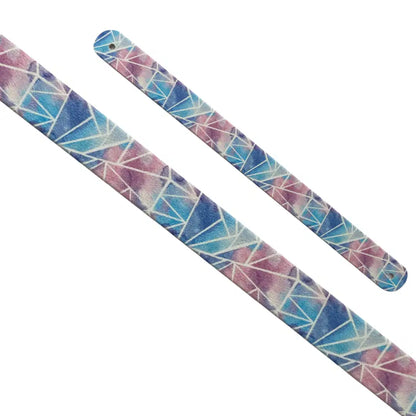 Motif interchangeable en Biothane aux lignes géométriques blanches et fond aquarelle rose, violet et bleu pour collier de chien.
