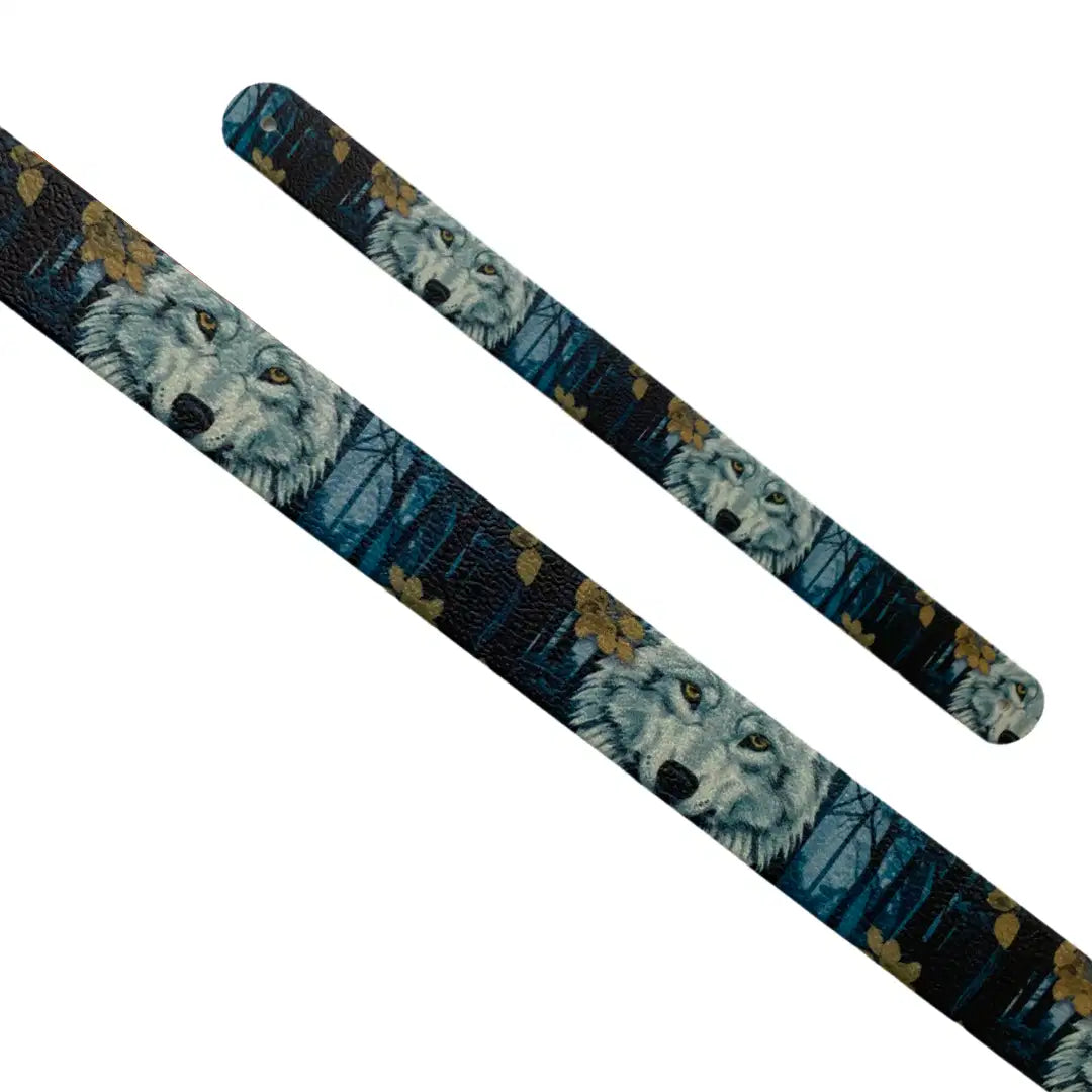 Motif interchangeable en Biothane portrait de loup majestueux et feuilles dorées sur fond de forêt sombre pour collier de chien.