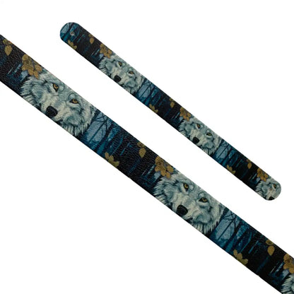 Motif interchangeable en Biothane portrait de loup majestueux et feuilles dorées sur fond de forêt sombre pour collier de chien.