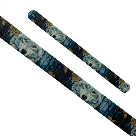 Motif interchangeable en Biothane portrait de loup majestueux et feuilles dorées sur fond de forêt sombre pour collier de chien.