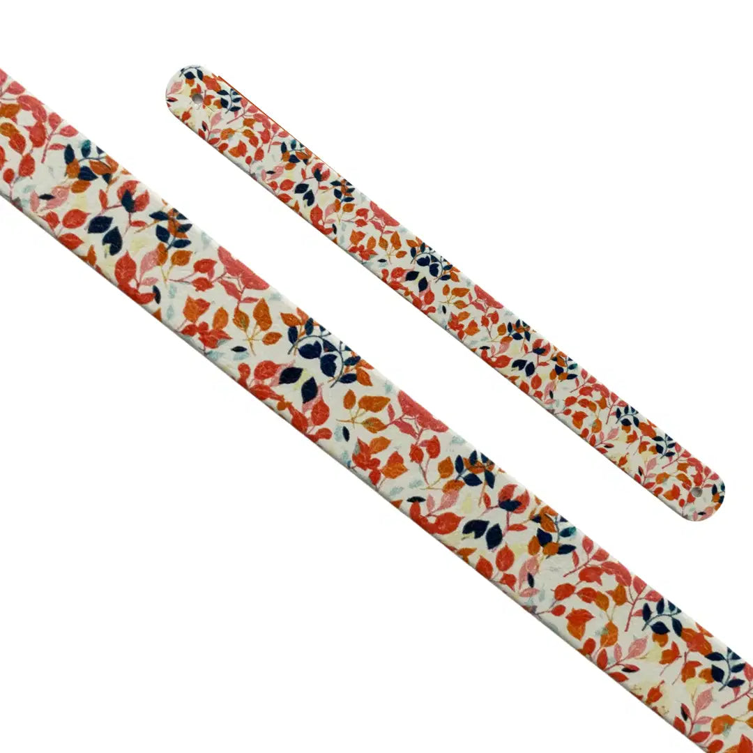Motif interchangeable en Biothane aux petites feuilles d'automne terracotta, orange et bleu marine sur fond crème pour collier de chien.