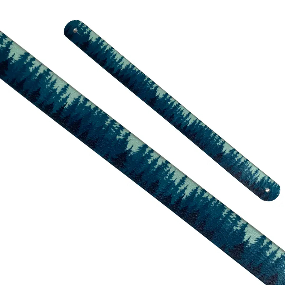 Motif interchangeable en Biothane silhouettes de sapins et forêt mystique dans les tons bleu nuit et teal pour collier de chien.
