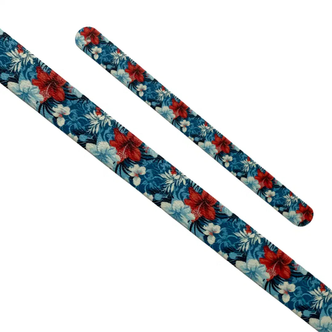 Motif interchangeable en Biothane fleurs d'hibiscus rouges et blanches sur fond bleu océan pour collier de chien.