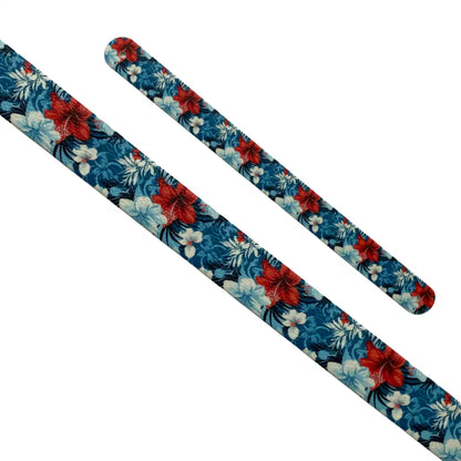 Motif interchangeable en Biothane fleurs d'hibiscus rouges et blanches sur fond bleu océan pour collier de chien.