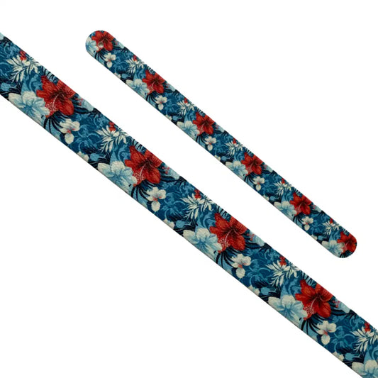 Motif interchangeable en Biothane fleurs d'hibiscus rouges et blanches sur fond bleu océan pour collier de chien.