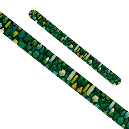 Motif interchangeable en Biothane petits cactus et plantes succulentes sur fond vert foncé pour collier de chien.