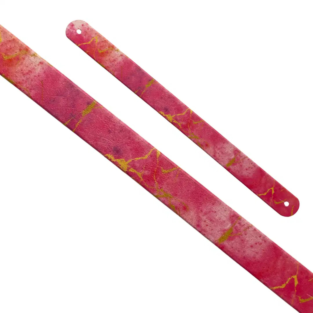 Motif interchangeable en Biothane marbre magenta et rose rehaussé de marbrures dorées pour collier de chien.