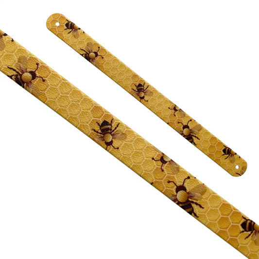 Motif interchangeable en Biothane alvéoles de ruche dorée et petites abeilles pour collier de chien.