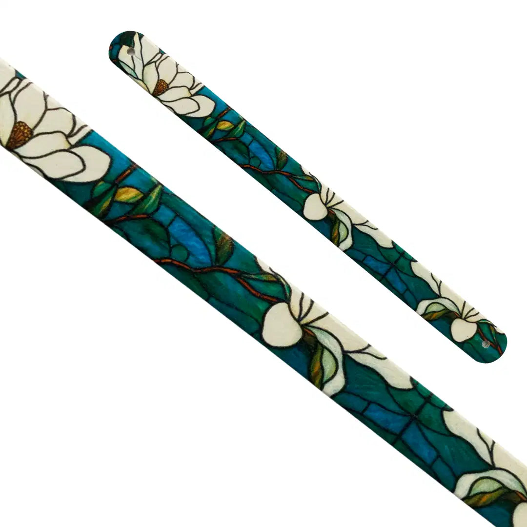 Motif interchangeable en Biothane style vitrail aux grandes fleurs de magnolia blanches sur fond bleu turquoise pour collier de chien.