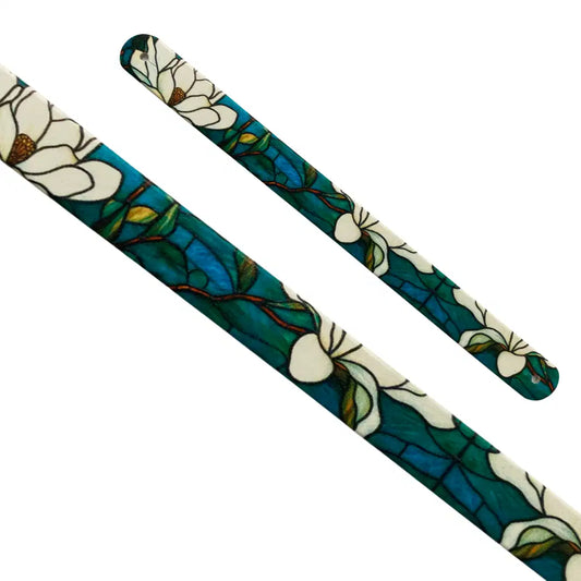 Motif interchangeable en Biothane style vitrail aux grandes fleurs de magnolia blanches sur fond bleu turquoise pour collier de chien.