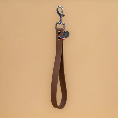 poignée laisse à mains pour chien en sangle enduite matière étanche similaire au biothane couleur brun