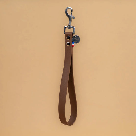 poignée laisse à mains pour chien en sangle enduite matière étanche similaire au biothane couleur brun