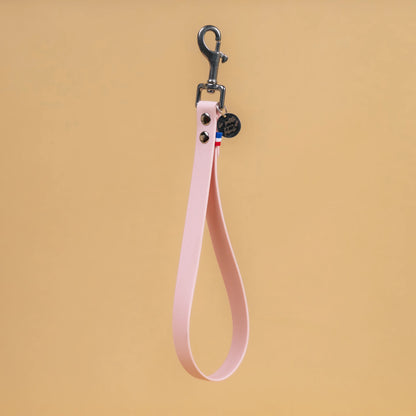 poignée laisse à mains pour chien en sangle enduite matière étanche similaire au biothane couleur rose pastel
