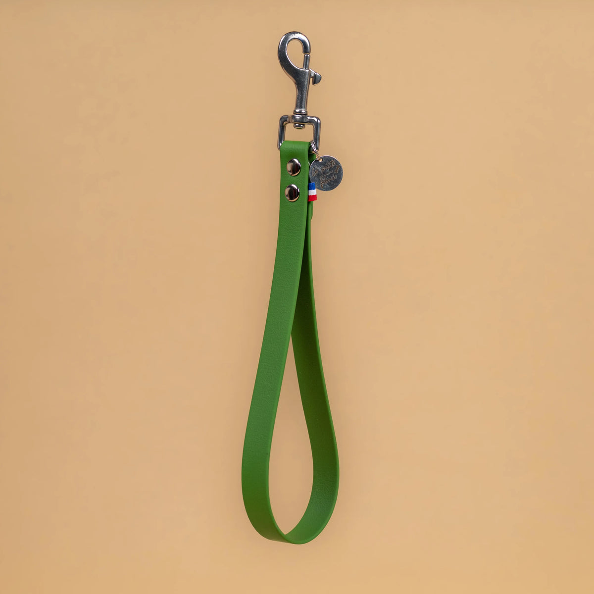 poignée laisse à mains pour chien en sangle enduite matière étanche similaire au biothane couleur vert olive