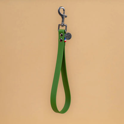 poignée laisse à mains pour chien en sangle enduite matière étanche similaire au biothane couleur vert olive
