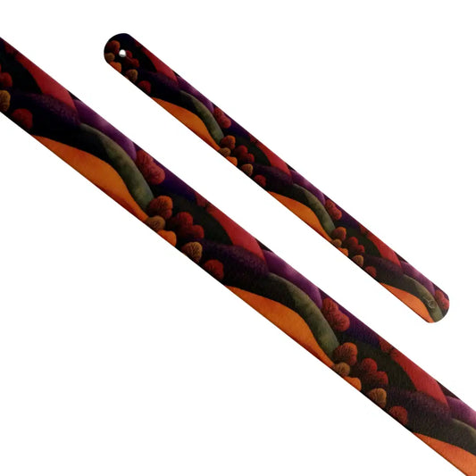 Bande décorative interchangeable en Biothane motif paysage abstrait de collines aux teintes automnales orange, rouge et violet pour collier de chien.